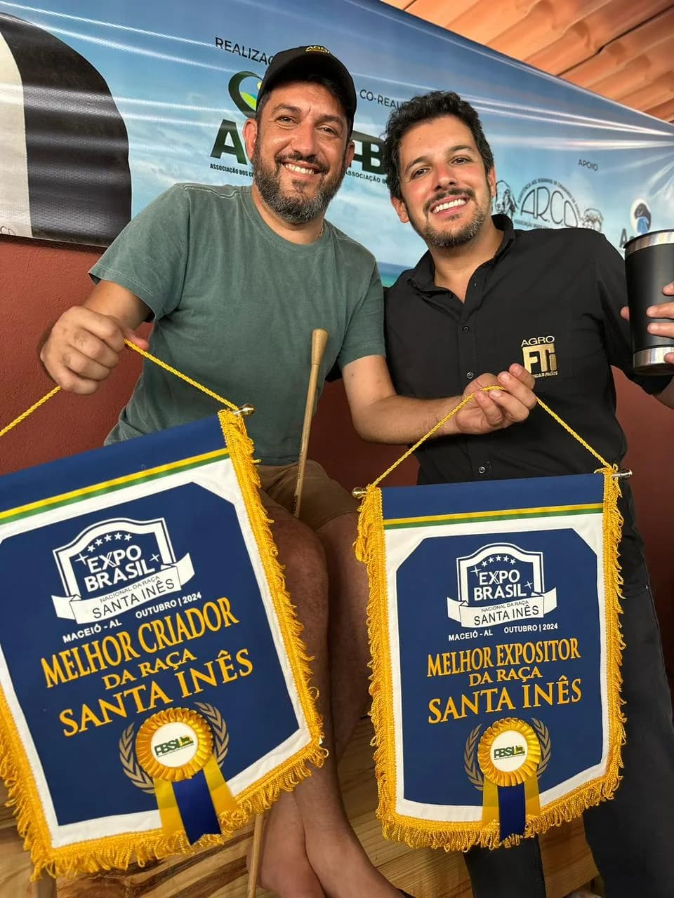Augusto Cesinha e o criador da Agro FTI com as faixas de melhor criador e melhor expositor da raça Santa Inês